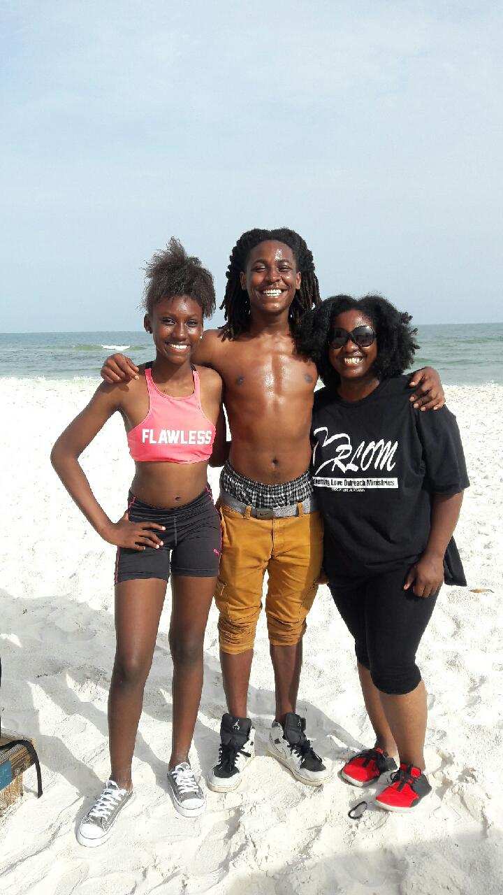 Qevonte with his sisters at the beach